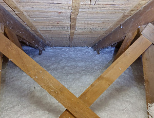 Zateplení stropu dřevostavby rodinného domu foukanou izolací